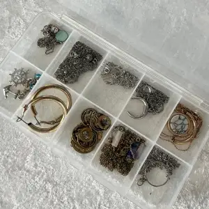 Säljer en liten låda fylld med massa random smycken jag har sorterat ut, inget är sönder. 