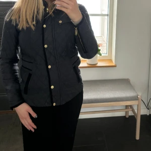 Mörkblå jacka från MQ, storlek 36. - Mörkblå jacka från MQ som passar perfekt att ha till våren/hösten. OBS! Mellan 27 juni till 1 augusti är jag bortrest och kommer inte att kunna skicka någonting då.