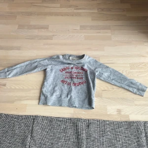 Zadig tröja  - Säljer min Zadig tröja för att den ör förliten och alldrig kommer till användning  Tryck inte på köp direkt!