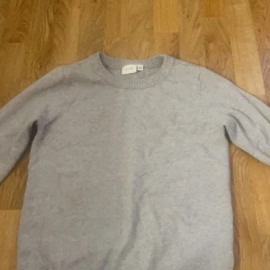 Grå tröja - Grå stickad tröja från Vila i storlek xs men passar för dom som har storlek S också. Använd några få gånger men har bra ett bra skick. Orginalpris 330kr. Säljs då den inte används längre, pris går även att diskutera 