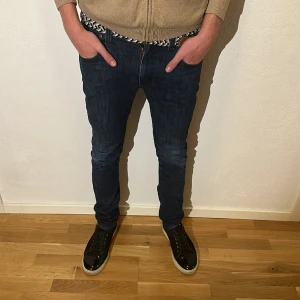 Nudie jeans - Jeans från Nudie, storlek 31/34. Använd ett fåtal gånger. Nypris: 1399kr - Vårat pris : 399kr. Modellen på bilden är 183 och väder 70kg. Hör av er vid frågor!/SS