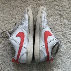 Nike air forces - Säljer dessa Nike air forces med en rosa/röd detalj då de inte kommit till så mycket andvändning. De är lätta och tvätta ifall det skulle behövas.