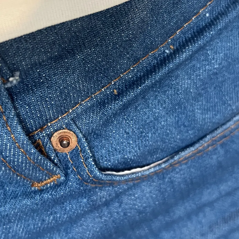 Blåa jeans från H&M i storlek 36 i en väldigt fin blå färg. Använda ett fåtal gånger.. Jeans & Byxor.