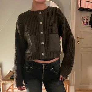 Mysig kofta  - En superskön och snygg kofta från zara! Perfekt alla årstider! Köpt för 429kr, helt oanvänd. Säljer då den inte var min stil riktigt💝