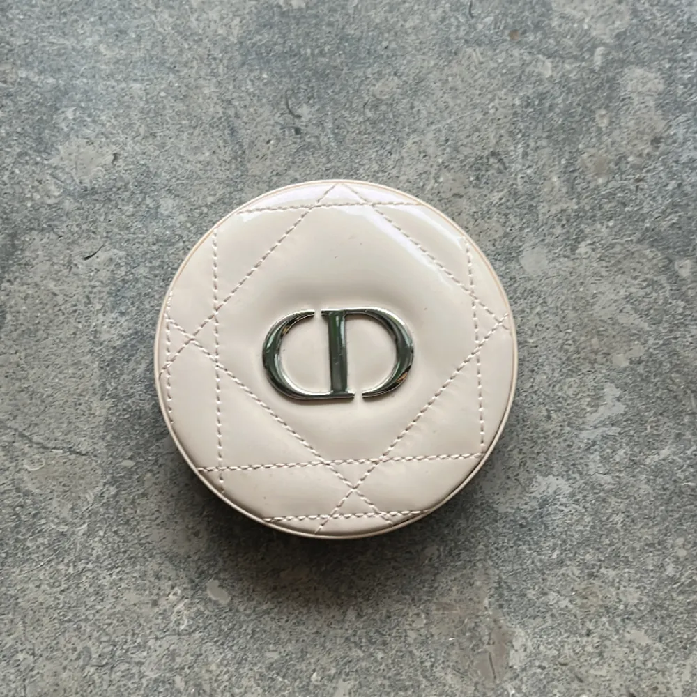 En jätte fin highlighter från Dior, dom är helt oanvänd med plastskyddet kvar på🤍 dm vid fler frågor. Accessoarer.