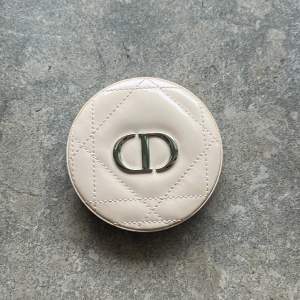 En jätte fin highlighter från Dior, dom är helt oanvänd med plastskyddet kvar på🤍 dm vid fler frågor