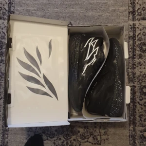 Basketskor - Nyligen köpt, finns ett vitt par också. Andvänt 3 gånger.