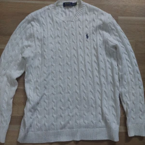 Ralph Lauren tröja stickad  - Väldigt fin vit stickad Ralph Lauren tröja, bomull, storlek M, använt 2 gånger, känns skön på kroppen. Osäker på autenticitet.