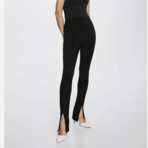 Slit Hem Leggings - Slit hem leggings från Mango. Extremt snygga över alla sorters skor, klackskor, sneakers, UGG. Säljes då jag har likande byxor.  Ursprungspris: 309 kr