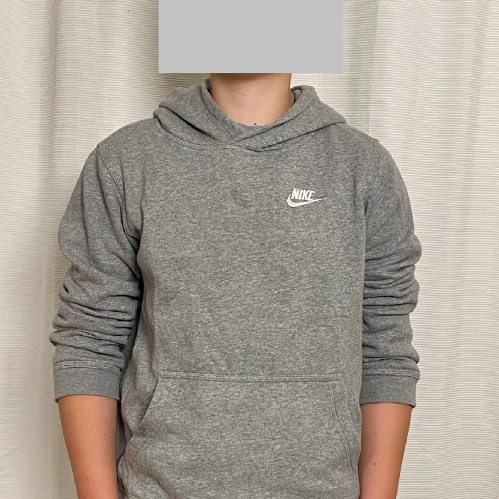 Säljer denna stilrena Nike hoodie i färgen grå. Hoodie har använts ett par, men den har använts sparasamt | skick 8,5/10. Ny pris: 500kr | vårt pris: 99 kr. Hör av er vid funderingar eller intresse vid köpa av hoodie. Hoodies.
