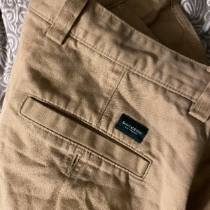 Byxor - Ett par jättefina byxor som tyvärr är för små för mig, köpt second hand 🤍 På hemsidan kostar byxorna 500-900kr (hittar inte dessa exakta), har använt dom en del och antar även att tidigare ägare har det, därav priset! Köpare betalar för frakt ☺️