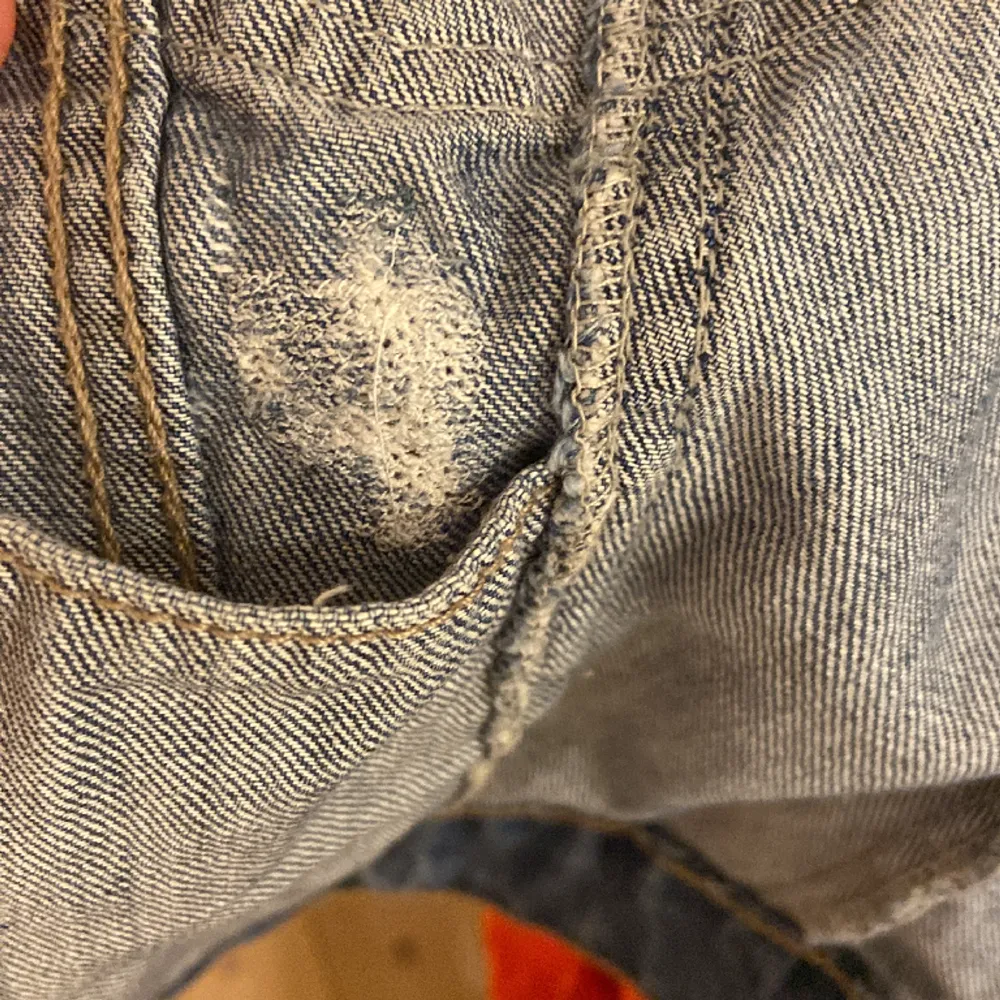Jag säljer denna lite croppade jeansjackan! Den har två lagningar, men det är inget man tänker på eller ser från utsidan. . Jackor.