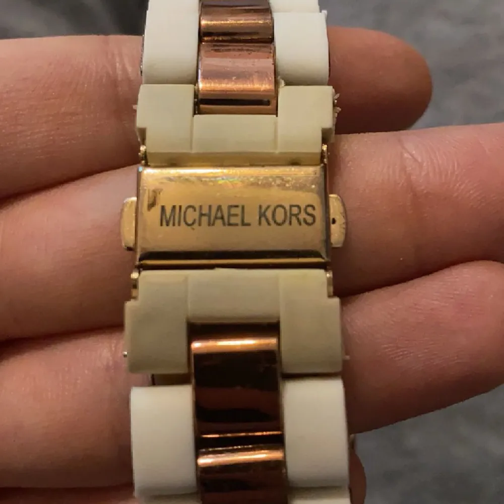 Säljer denna otroligt fina Michael kors klockan, den är i rosé guld och fungerar felfritt behöver bara batterier. Den är i bra skick, den är använd och en diamant saknas som ni kan se på 1/3 bilden. Kostar runt 2000kr, SÅKLART äkta!. Accessoarer.