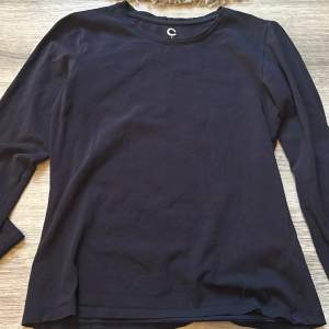 En vanlig marinblå långarmad tröja 