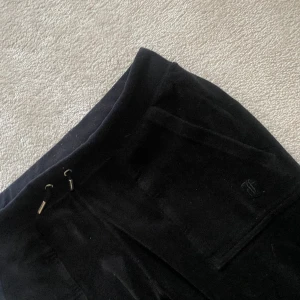 Juicy couture byxor - Svarta Juicy byxor i storlek s, fint skick, dock lite noppriga runt midjan men går lätt att få bort!