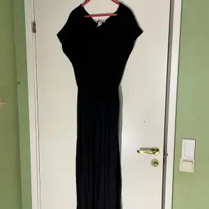 En jättefin svart klänning med slits på båda sidorna✨Jätteskön att ha på sig på sommaren💚 Använd några gånger