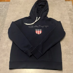 Hoodie Gant - Mörkblå Gant Hoodie som ny. Det står storlek M men den är M för barn alltså mer som 146/152.