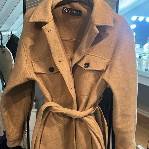 Beige kappa zara - En beige kappa från zara i storleken S väldigt fin men kommer inte till användning 