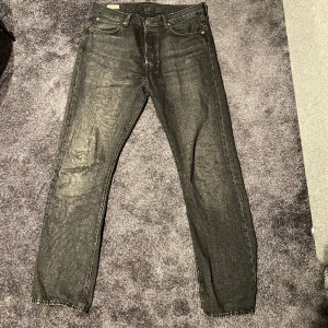 Levis 501 - Säljer mina Levis 501 då dem va lite för stora och därför inte blev som jag tänkte mig, riktigt snygga jeans som känns tidslösa!