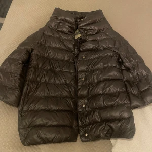 Herno jacka  - Hej! Jag säljer min super fina Herno jacka💓 Det är bara att höra av sig vid frågor eller om ni vill ha fler bilder. Herno jackan är i jättefint skick! Kan även tänka mig att byta mot en jacka i en annan färg eller modell!💓