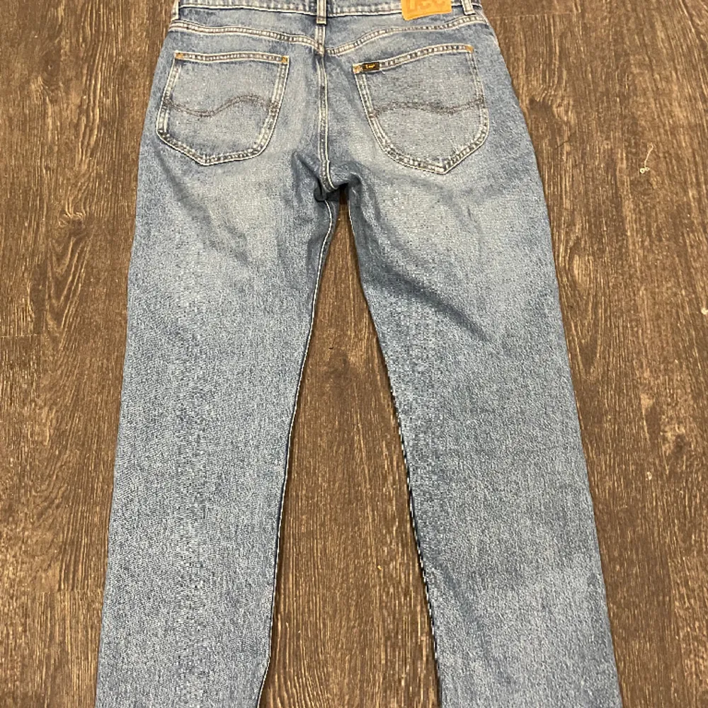 Säljer Lee jeans med storlek W32 L32 Knappt använda och är ganska raka  Diskutera om priset för vill få bort. Jeans & Byxor.