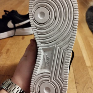 Nike Air Force one - Hej jag säljer mina AF1 då dem var försmå. Dem är endast använda 2 gånger och för endast 400🔥😱. Storlek 38 Hör av er vid mer bilder.