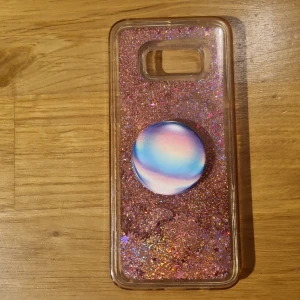 Mobilskal - Säljer detta mobilskal därav jag har bytt mobil storleken är samsung S8 galexy skriv innan köp!!❤️