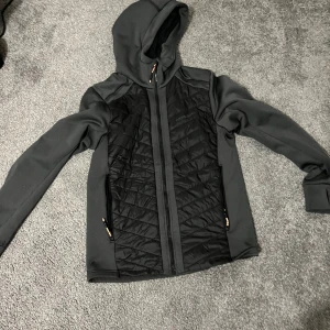 Didrikson hybrid jacka - Didrikson hybrid jacka knappt använd mycket bra skickt. Storlek s. 750 kr (1400kr nypris) Skriv för fler bilder