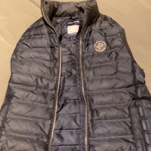 Pelle P väst marinblå  - Superfin väst i marinblått, knappt använd. Storlek S men skulle säga att den är mer M om du vill att den ska sitta perfekt.