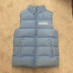 Hoodrich väst - Sjukt snygg hoodrich väst, skick 8-10 lite smutsig men släng in den i tvätten då blir den som ny. Passar 165 till 175 💛 sjukt bra nu för våren.