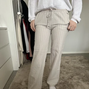 Linnenbyxor  - Linnen byxor från hm, säljer dessa då jag inte använder de längre. Använt Max 2-3 gng.🤍