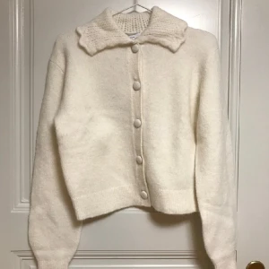 Kofta - Söt kofta från &otherstories! Väl använd men i bra skick! Storlek XS! (Material 32% polyester, 32% alpacka, 32% ull)