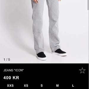 säljer dessa lågmidjade jeans från lager 157 i modellen ”ICON”. de är raka i passformen och sitter jättefint men kommer tyvärr ej till användning mer❤️