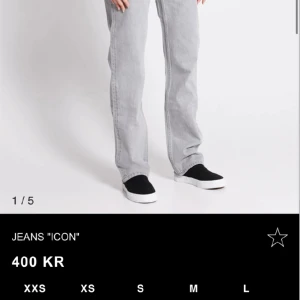 low waist jeans - säljer dessa lågmidjade jeans från lager 157 i modellen ”ICON”. de är raka i passformen och sitter jättefint men kommer tyvärr ej till användning mer❤️