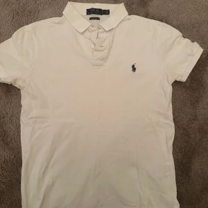 Ralph Laurent piké - Storlek S  Köpt på NK nypris 1200kr  Mitt pris 400kr Tröjan är i bra skick