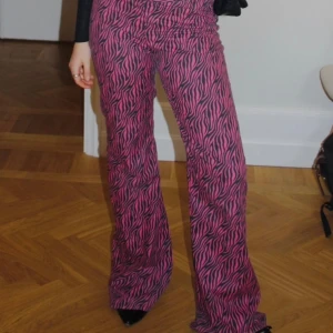 Nomi uF byxor  - Säljer dessa coola byxor från Nomi då de tyvär är lite stora på mig. Jag har vanligtvis xs. Lånade bilder