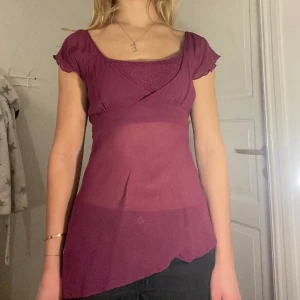 Söt blus - Söt blus från hm. St 42 men sitter såhär på mig som oftast bär 36. 150kr💕