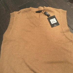 Snygg väst  - Jätte snygg brun väst från bruuns bazaar som kan användas med en vit tröja under eller själv. Aldrig använts för att det var bara inte min stil☺️priset kan diskuteras vid snabb affär 