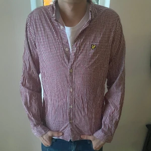 Lyle and scott skjorta  - Snygg Lyle and scott skjorta i fint skick 9/10 i storlek M, nypris 899kr, skriv vid frågor eller funderingar😄