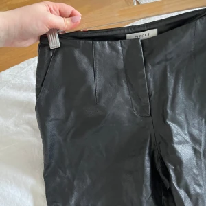 Skinnbyxor Pieces - Skinnbyxor från Pieces. Raka i modellen Ej tighta. Lite kortare på mig som är 168
