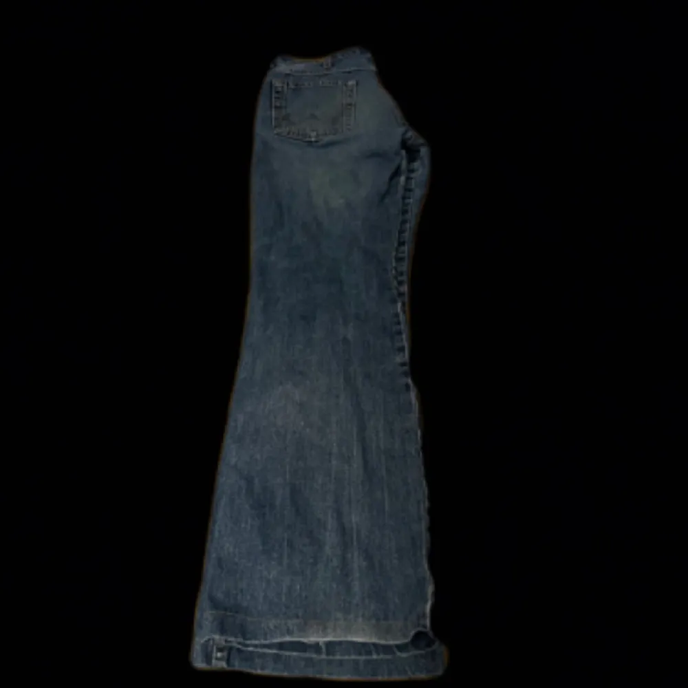 Ett par lågmidjade straight baggy jeans från wrangler, köpta i Köpenhamn. I väldigt bra skick. Strl står ej. Midjemått: 46 cm. Innebenslängd: 72cm. Vidd längst ner: 23cm.  Skriv om du har några frågor 💕. Jeans & Byxor.
