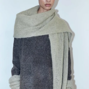Mysig halsduk  - Så fin och mysig halsduk i en grå beige färg. Perfekt nu i vinterkylan.  Nypris 230. Använd en gång.