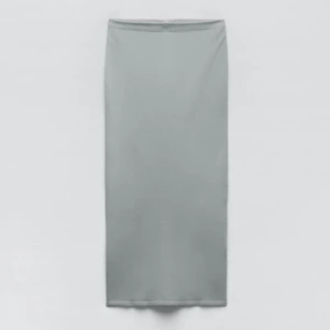 Långkjol zara - Grå långkjol från zara! Den är mellan midi och maxi i längd, men beror på hur lång man är💕sällan använd och i mycket bra skick. Nypris 300 säljer för 200 