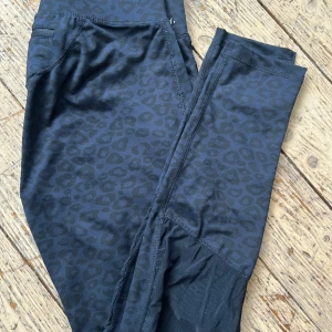 Träningsbyxor Newbody  - Använda ett fåtal gånger , vadlånga 