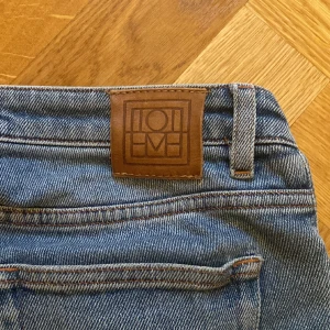 Toteme jeans!! - Snyggaste toteme jeansen!!! De har en straight fit, mid waist och är i strl 24/32. Men de är små i storleken. Behöver tyvärr sälja mina favoritjeans då de har blivit för korta och små.🥹