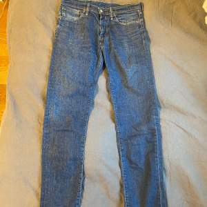 Blåa herr jeans 508 från Levi’s  Rak/slim modell  Mycket fint skick! Storlek W:32 L:34
