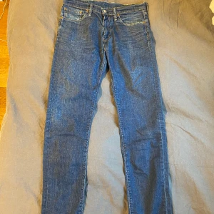 Herr jeans 508 från Levi’s  - Blåa herr jeans 508 från Levi’s  Rak/slim modell  Mycket fint skick! Storlek W:32 L:34