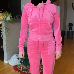 Rosa Juicy sett - Jag säljer mitt juicy sett för att det blivit för stort för mig, settet är ungefär ett halvår gammalt men är i ett bra skick, det finns några små ”skador” som knappt syns, skriv för bilder på det. Annars är det ett väldigt fint sett! 