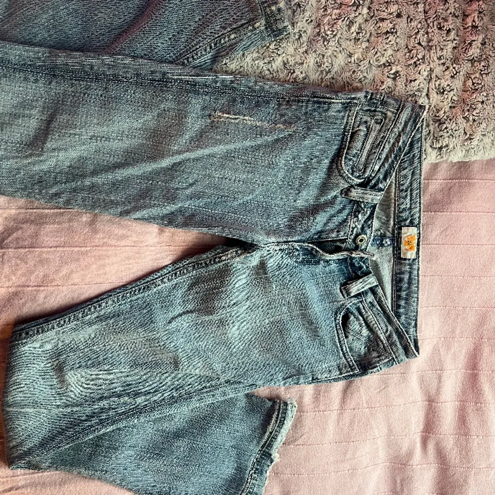 Dessa jeans är köpta i Thailand men har tyvärr fått ett hål vid rumpan! Det borde dock gå att fixa hos en skräddare❤️ skriv till mig för fler bilder❤️❤️. Jeans & Byxor.