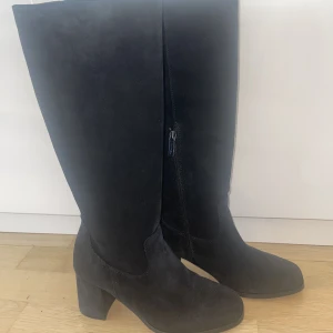 Tamaris stövlar - Säljer ett par svarta stövlar från Tamaris i storlek 37. Har aldrig använt dem så i nyskick. Klackhöjden är 6,5 cm och nypris när jag köpte dem var 1199kr. Möts upp i Göteborg, postar ej.